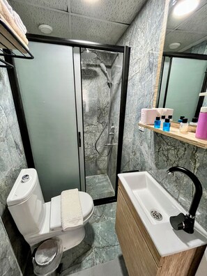 Deluxe Room | Bilik Mandi | Pancuran mandi, pengering rambut, tuala disediakan, sabun 
