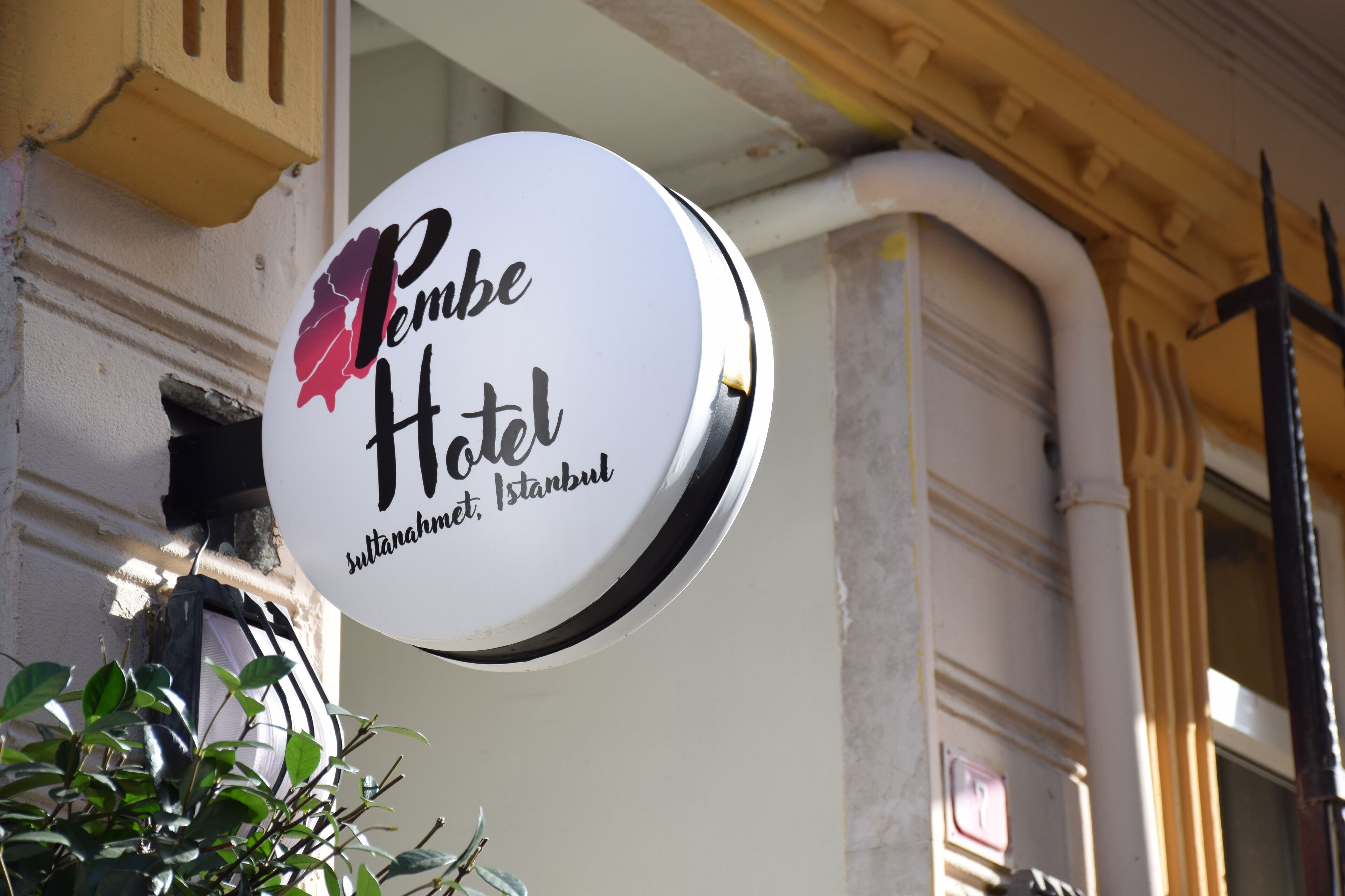 Señal del Hotel Pembe en Sultanahmet, Estambul.