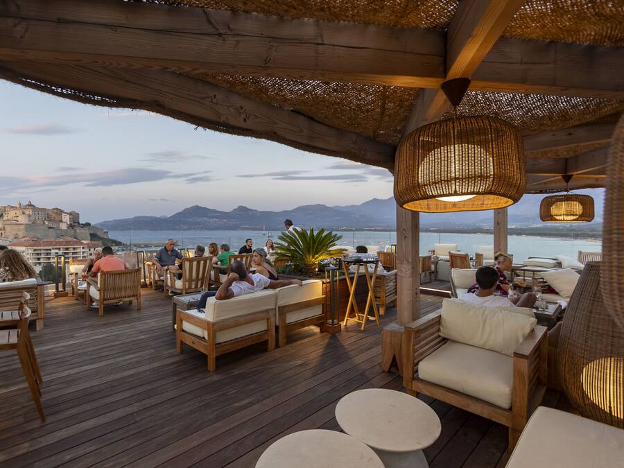 Dîner servi sur place, restauration en plein air