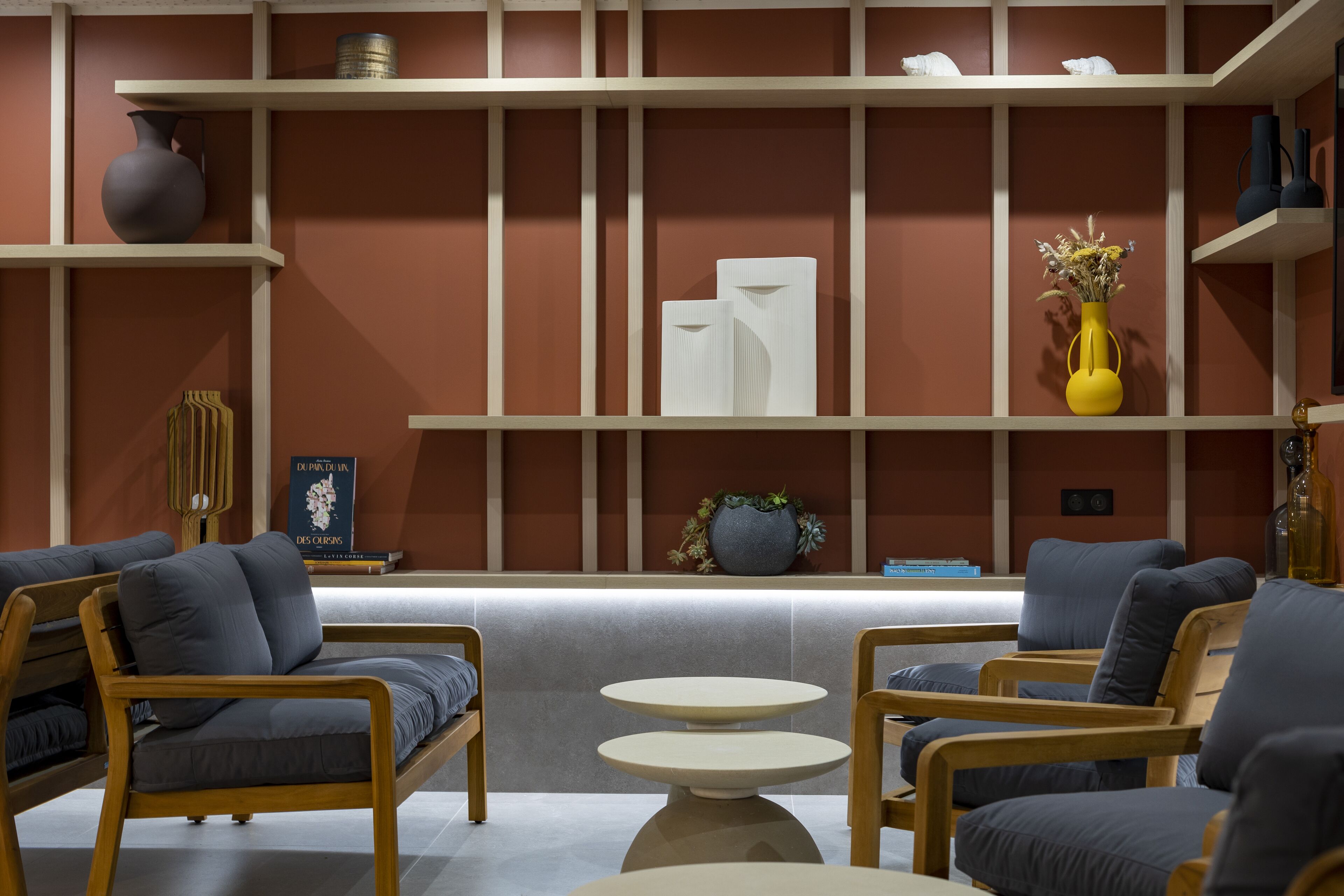 2 bars/lounges, tapas bar