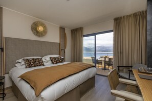 Habitación de lujo doble, vistas al mar | Ropa de cama de alta calidad, colchones con acolchado adicional, minibar