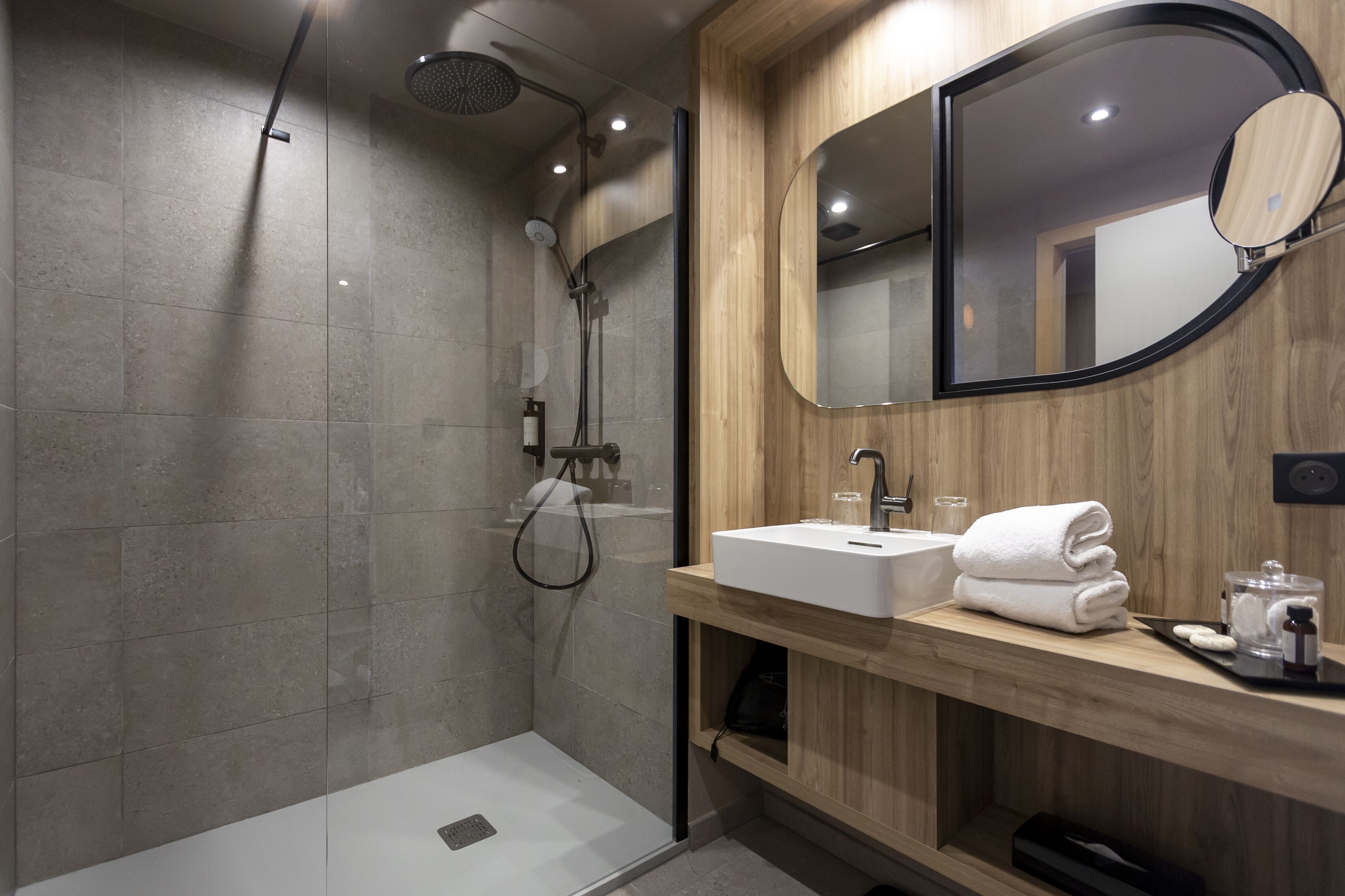 luxury double room, sea view | bathroom | free toiletries, hair dryer, bathrobes, towels