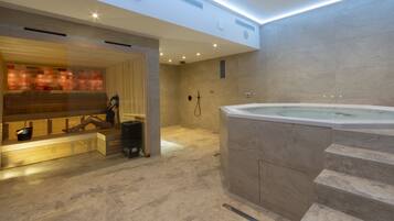 Sauna, hot tub