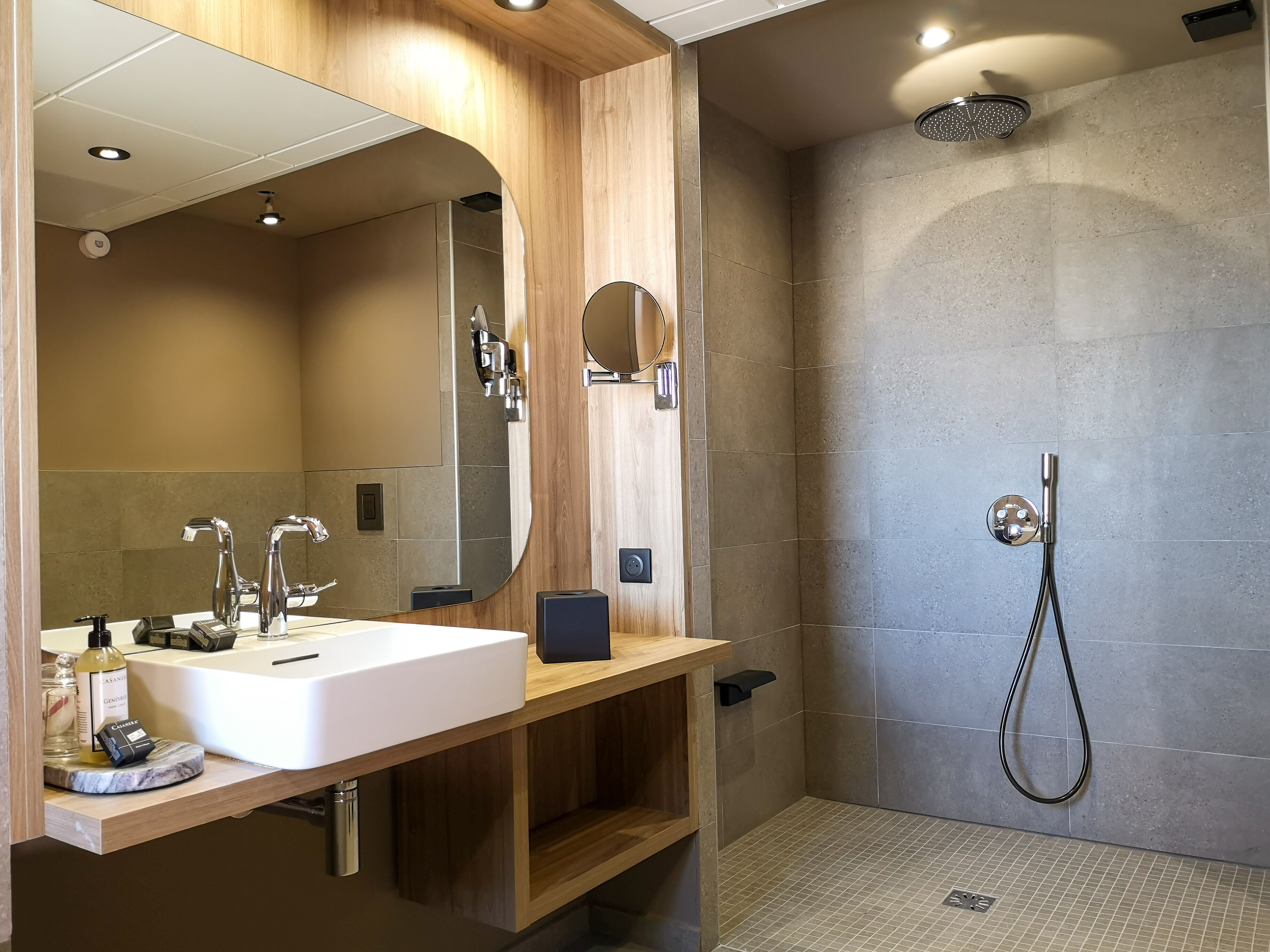 junior suite, sea view | bathroom | free toiletries, hair dryer, bathrobes, towels