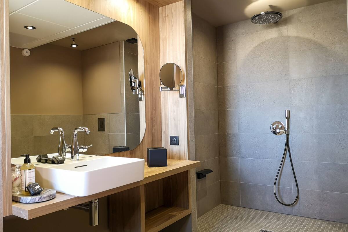 junior suite, sea view | bathroom | free toiletries, hair dryer, bathrobes, towels
