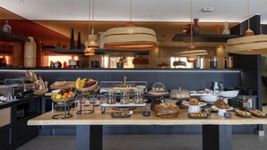 Un buffet proposant une variété de plats et agrémenté d’éléments décoratifs.
