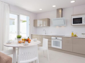 Kjøleskap, mikrobølgeovn, ovn og oppvaskmaskin