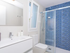 Douche, séchoir à cheveux, serviettes fournies