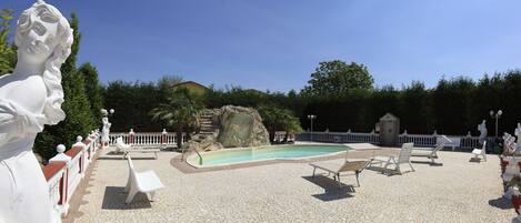 حمام سباحة خارجي