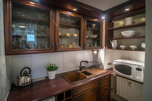 Economy Apartment | Private kitchenette | Fridge, microwave, stovetop, electric kettle - Elite Apartments by the Beach (Gdansk)
