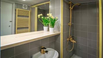 شقة اقتصادية | حمام | وحدات دش مع أحواض استحمام، مجففات شعر، مناشف