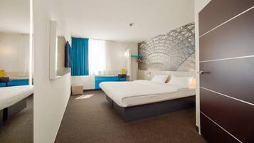 Una habitación de hotel moderna con una cama grande, un escritorio, una silla, una mesita y un elemento decorativo en la pared.