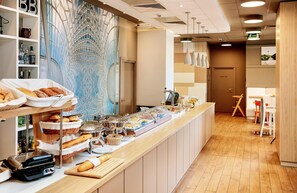 Petit déjeuner buffet (55 PLN par personne)