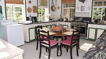 Jääkaappi, uuni, liesi, kahvin-/teenkeitin