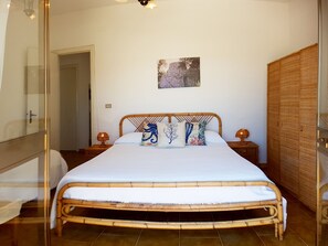 Appartamento Classic | Una scrivania, lenzuola