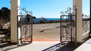 A gated entrance with a view of the sea. - Hotel Porto Badisco (Otranto)