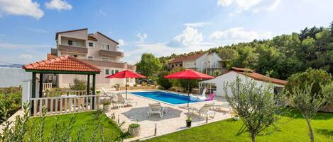 Piscine intérieure, piscine extérieure