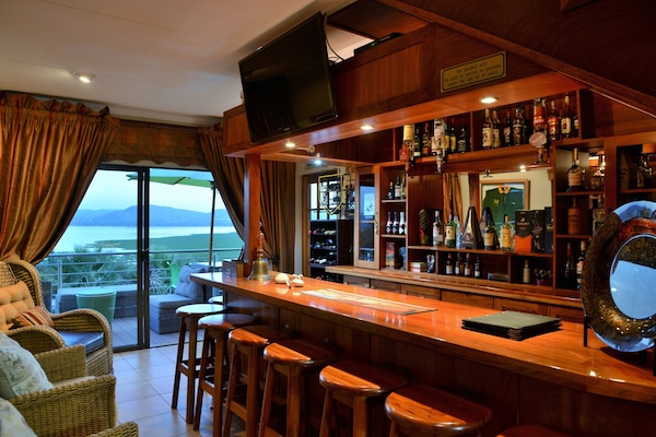 Bar (trong khuôn viên)