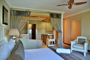 Suite (3) | In-room safe, blackout curtains, bed sheets - Stirling Manor Boutique Guest House (Hartbeespoort)