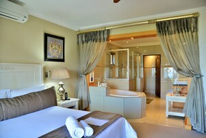 套房 (3) | 客房内保险箱、遮光窗帘、床单