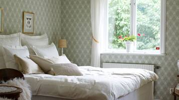 Svit (Villa Liljefors) | 1 sovrum, individuell inredning, unika möbler och skrivbord