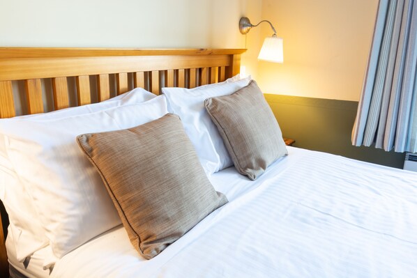 Kahden hengen standard-huone, kylpyhuone makuuhuoneen yhteydessä | Pimennysverhot, silitysrauta/-lauta, ilmainen Wi-Fi, vuodevaatteet