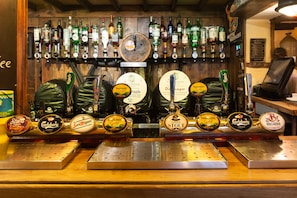 Bar (on property) - The Half Moon Inn and Country Lodge (Yeovil)