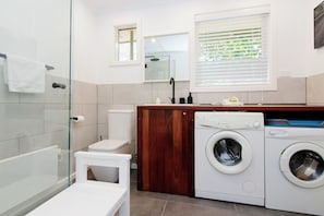2 habitaciones, tabla de planchar con plancha y wifi gratis 