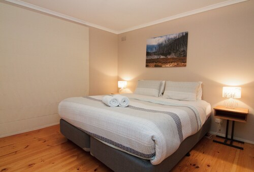 36 Bakers Gully Rd, Bright