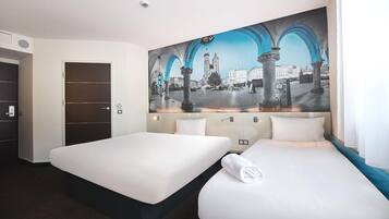 Escritorio, espacio para trabajar con laptop y wifi gratis