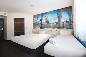 Desk, laptop workspace, free WiFi, bed sheets - B&B Hotel Kraków Centrum (Kraków)