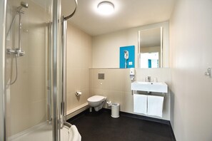 Een douche, gratis toiletartikelen, een haardroger, handdoeken