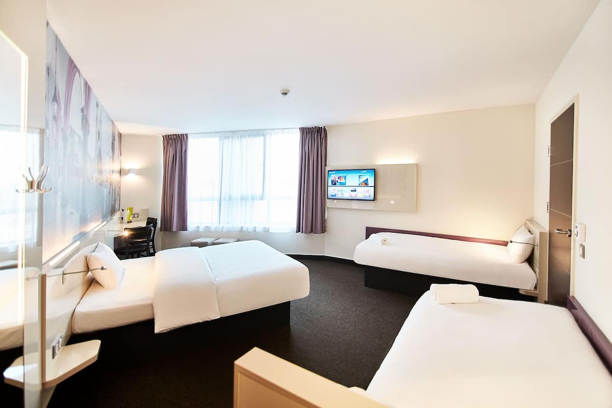Standaard vierpersoonskamer | Een bureau, een laptopwerkplek, gratis wifi, beddengoed