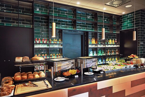 Café da manhã com buffet todos os dias (PLN 55 por pessoa) 