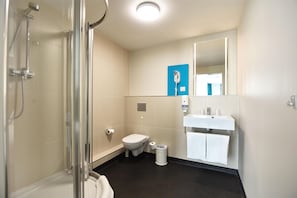 Regadera, amenidades de baño gratuitas, secadora de cabello, toallas