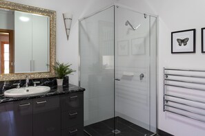 Free toiletries, hair dryer, towels - The Grange Homestead (Porepunkah)