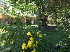 Property grounds - The Grange Homestead (Porepunkah)