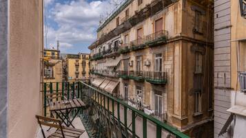 Comfort tweepersoonskamer | Een minibar, een bureau, verduisterende gordijnen, geluiddichte muren