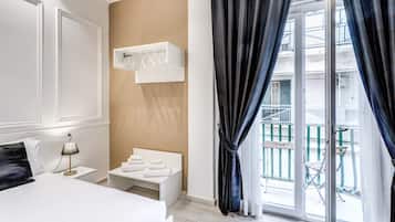 Comfort tweepersoonskamer | Een minibar, een bureau, verduisterende gordijnen, geluiddichte muren