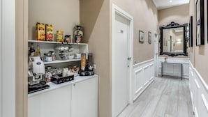 A hallway with a coffee station, a door, and a mirror. - RAGGIO DI SOLE - ATAROOMS Collection (Naples)