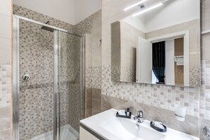 Minibar, desk, blackout curtains, soundproofing - RAGGIO DI SOLE - ATAROOMS Collection (Naples)