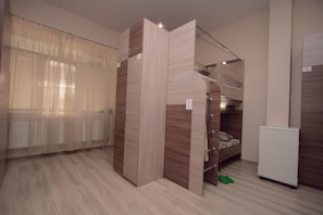 Dormitório compartilhado, somente para homens (12 beds) | Escrivaninha, ferros/tábuas de passar roupa, Wi-Fi de cortesia