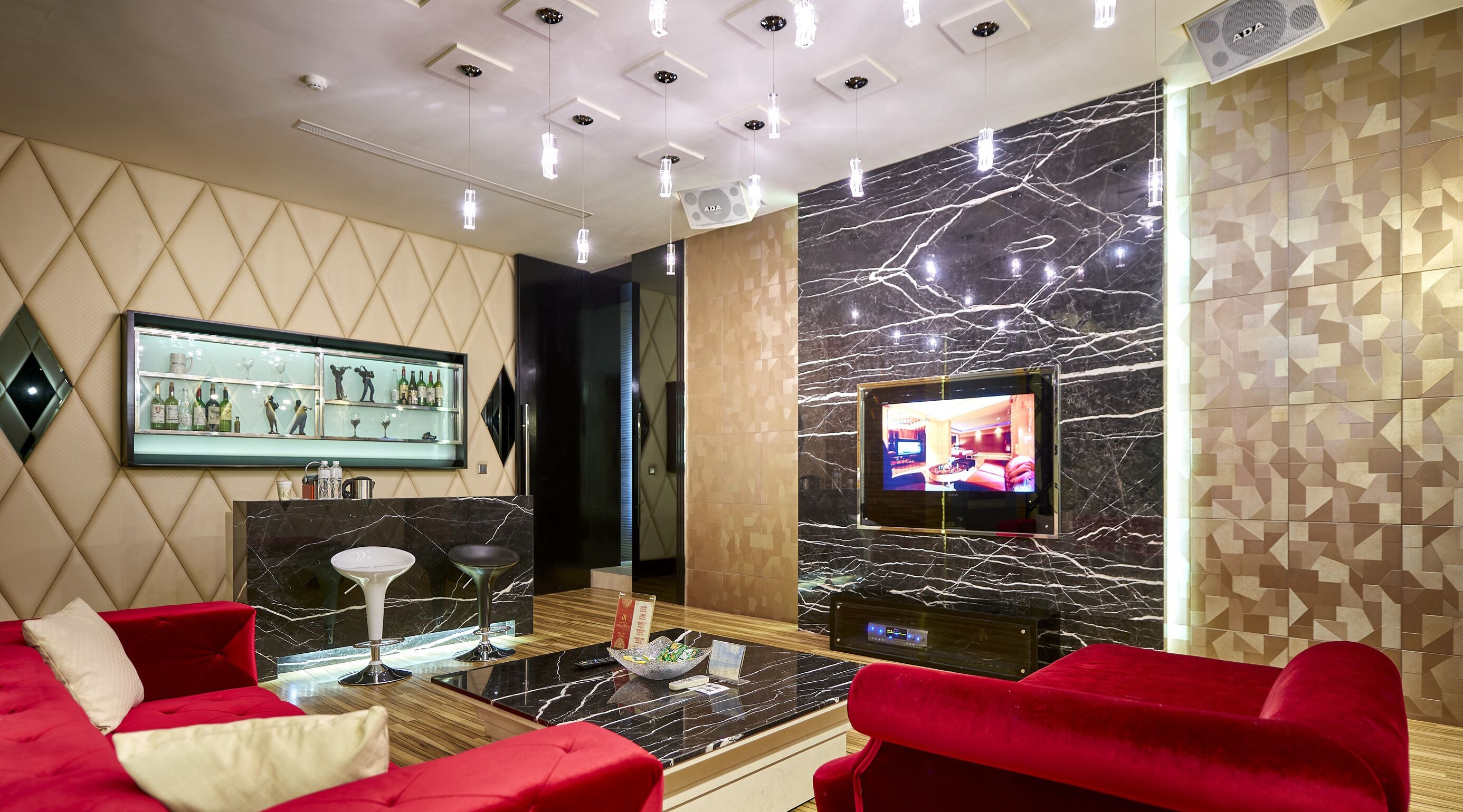 luxury suite, non smoking | down duvets, minibar, blackout curtains, soundproofing