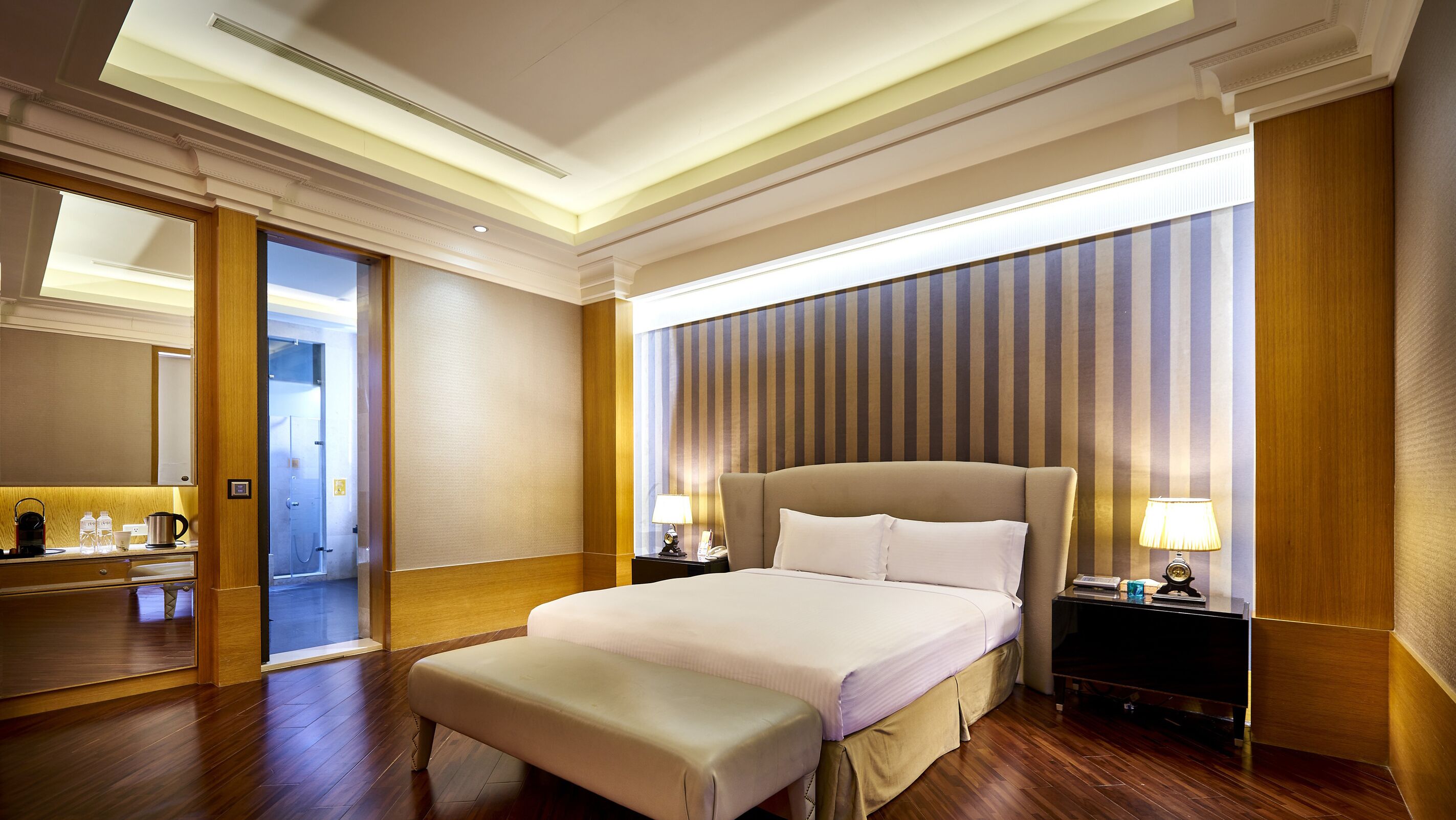 superior suite, non smoking | down duvets, minibar, blackout curtains, soundproofing