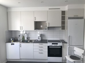 大冰箱、微波炉、烤箱、炉灶