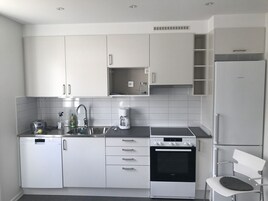 Geladeira grande, micro-ondas, fogão, cooktop