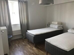 Leilighet, 2 enkeltsenger, ikke-røyk, delvis sjøutsikt | Blendingsgardiner, lydisolert og strykejern/-brett