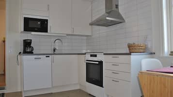 Full-sized fridge, microwave, oven, stovetop