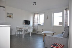 Apartment, 2 Single Beds, Non Smoking, Partial Sea View | Private kitchen | Full-sized fridge, microwave, oven, stovetop