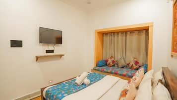 Suite familiar | Ropa de cama de alta calidad y espacio para trabajar con un portátil
